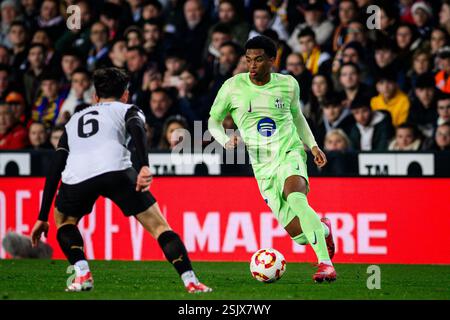 Le joueur espagnol du FC Barcelone Alejandro Balde en action lors d'un match de la Copa del Rey à Mestalla, Valence Banque D'Images