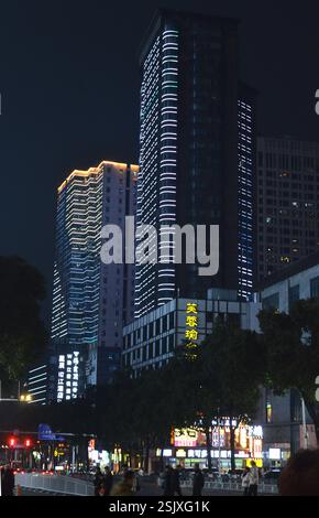CHANGSHA, CHINE - 7 JANVIER 2025 : les bâtiments de la ville illuminés la nuit Banque D'Images