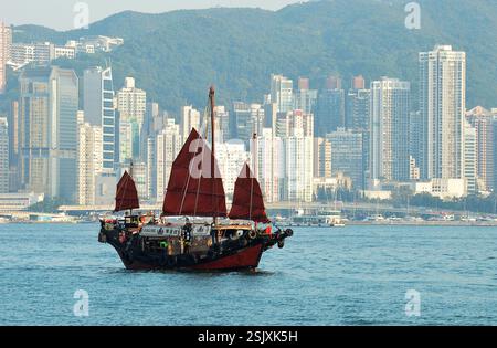 HONG KONG - 11 JANVIER 2025 : le Dukling, une jonque chinoise traditionnelle construite en 1955, propose des visites du port de Victoria Banque D'Images