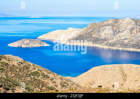 Vue de l'île Nikouria, mer et montagnes, île d'Amorgos, Cyclades, Grèce Banque D'Images
