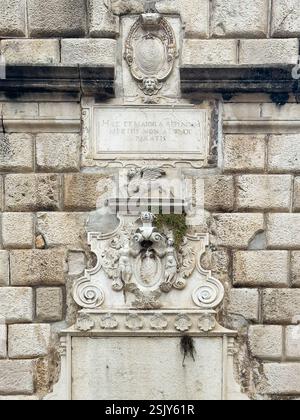 Kotor, Monténégro - 2 juillet 2024 : juste après l'entrée principale, le sommet de la tour de l'horloge dans la vieille ville historique. Le lion ailé et la sculpture célèbrent le vénitien Banque D'Images