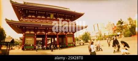 Dans une ville, Temple Asakusa Kannon, Asakusa, Tokyo Prefecture, Honshu, région du Kanto, au Japon Banque D'Images