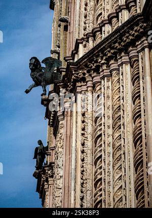 Orvieto, Italie. 11 février 2025. Le Duomo d'Orvieto, en Italie, est l'une des plus belles églises d'Italie. La construction a commencé en 1290, avec le soutien de l'Église catholique et de la ville. Il a un équilibre de styles gothique et roman. La façade du Duomo d'Orvieto en Italie présente des statues en bronze représentant un lion, un aigle, un taureau et un ange, qui symbolisent les quatre évangélistes. (Crédit image : © Bruce Chambers/ZUMA Press Wire) USAGE ÉDITORIAL SEULEMENT! Non destiné à UN USAGE commercial ! Banque D'Images