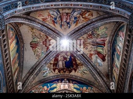 Orvieto, Italie. 11 février 2025. Le Duomo d'Orvieto, en Italie, est l'une des plus belles églises de ItalyÃs. La construction a commencé en 1290, avec le soutien de l'Église catholique et de la ville. Il a un équilibre de styles gothique et roman. (Crédit image : © Bruce Chambers/ZUMA Press Wire) USAGE ÉDITORIAL SEULEMENT! Non destiné à UN USAGE commercial ! Banque D'Images