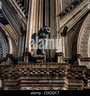 Orvieto, Italie. 11 février 2025. Le Duomo d'Orvieto, en Italie, est l'une des plus belles églises d'Italie. La construction a commencé en 1290, avec le soutien de l'Église catholique et de la ville. Il a un équilibre de styles gothique et roman. La façade du Duomo d'Orvieto en Italie présente des statues en bronze représentant un lion, un aigle, un taureau et un ange, qui symbolisent les quatre évangélistes. (Crédit image : © Bruce Chambers/ZUMA Press Wire) USAGE ÉDITORIAL SEULEMENT! Non destiné à UN USAGE commercial ! Banque D'Images