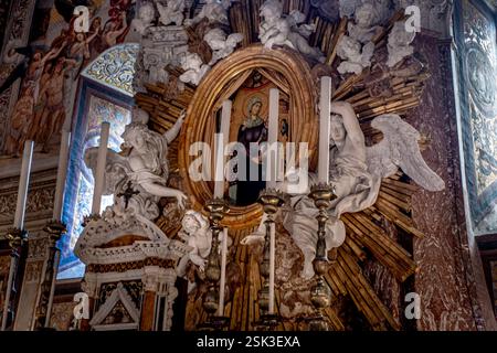 Orvieto, Italie. 11 février 2025. Le Duomo d'Orvieto, en Italie, est l'une des plus belles églises de ItalyÃs. La construction a commencé en 1290, avec le soutien de l'Église catholique et de la ville. Il a un équilibre de styles gothique et roman. (Crédit image : © Bruce Chambers/ZUMA Press Wire) USAGE ÉDITORIAL SEULEMENT! Non destiné à UN USAGE commercial ! Banque D'Images