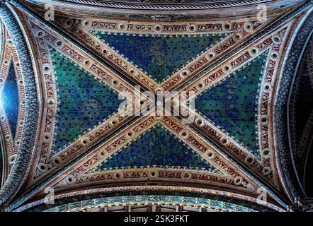Orvieto, Italie. 11 février 2025. Le Duomo d'Orvieto, en Italie, est l'une des plus belles églises de ItalyÃs. La construction a commencé en 1290, avec le soutien de l'Église catholique et de la ville. Il a un équilibre de styles gothique et roman. (Crédit image : © Bruce Chambers/ZUMA Press Wire) USAGE ÉDITORIAL SEULEMENT! Non destiné à UN USAGE commercial ! Banque D'Images