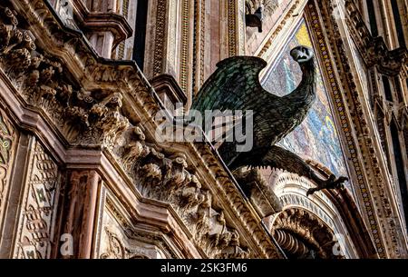 Orvieto, Italie. 11 février 2025. Le Duomo d'Orvieto, en Italie, est l'une des plus belles églises d'Italie. La construction a commencé en 1290, avec le soutien de l'Église catholique et de la ville. Il a un équilibre de styles gothique et roman. La façade du Duomo d'Orvieto en Italie présente des statues en bronze représentant un lion, un aigle, un taureau et un ange, qui symbolisent les quatre évangélistes. (Crédit image : © Bruce Chambers/ZUMA Press Wire) USAGE ÉDITORIAL SEULEMENT! Non destiné à UN USAGE commercial ! Banque D'Images