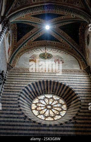Orvieto, Italie. 11 février 2025. Le Duomo d'Orvieto, en Italie, est l'une des plus belles églises de ItalyÃs. La construction a commencé en 1290, avec le soutien de l'Église catholique et de la ville. Il a un équilibre de styles gothique et roman. (Crédit image : © Bruce Chambers/ZUMA Press Wire) USAGE ÉDITORIAL SEULEMENT! Non destiné à UN USAGE commercial ! Banque D'Images