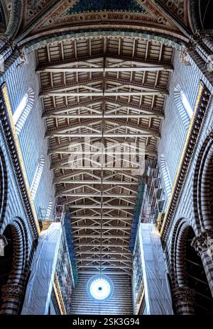 Orvieto, Italie. 11 février 2025. Le Duomo d'Orvieto, en Italie, est l'une des plus belles églises de ItalyÃs. La construction a commencé en 1290, avec le soutien de l'Église catholique et de la ville. Il a un équilibre de styles gothique et roman. (Crédit image : © Bruce Chambers/ZUMA Press Wire) USAGE ÉDITORIAL SEULEMENT! Non destiné à UN USAGE commercial ! Banque D'Images