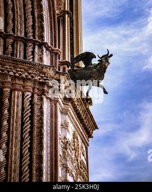 Orvieto, Italie. 11 février 2025. Le Duomo d'Orvieto, en Italie, est l'une des plus belles églises d'Italie. La construction a commencé en 1290, avec le soutien de l'Église catholique et de la ville. Il a un équilibre de styles gothique et roman. La façade du Duomo d'Orvieto en Italie présente des statues en bronze représentant un lion, un aigle, un taureau et un ange, qui symbolisent les quatre évangélistes. (Crédit image : © Bruce Chambers/ZUMA Press Wire) USAGE ÉDITORIAL SEULEMENT! Non destiné à UN USAGE commercial ! Banque D'Images