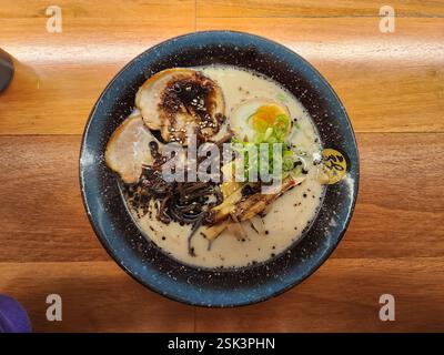 ramen tonkotsu à l'ail noir garni de chashu et de champignon noir Banque D'Images