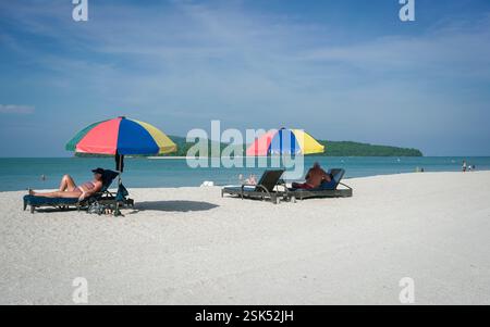 Langkawi, Malaisie - 3 janvier 2025 : les touristes prennent le soleil sur la magnifique plage de Pantai Cenang, l'un des endroits les plus populaires de Langkawi. Banque D'Images