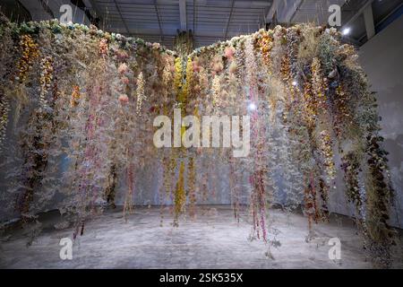 Londres, Royaume-Uni, 11 février 2025, le printemps arrive à la Saatchi Gallery avec l'exposition fleurs - flore dans l'art contemporain et culture. Plus de neuf grands espaces de galeries, on y trouve des installations à grande échelle, des œuvres d’art originales, de la photographie, de la mode et bien d’autres encore. Ouverture du 12 février au 5 mai 2025., Andrew Lalchan Photography/Alamy Live News Banque D'Images