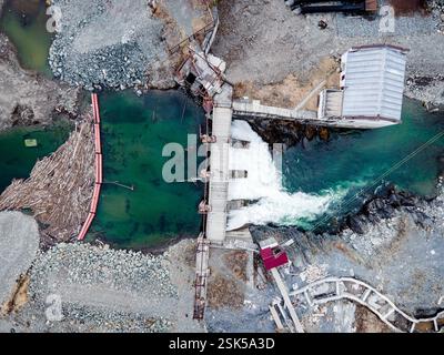 Ancienne centrale hydroélectrique sur la rivière Chemal dans l'Altaï sur une journée d'été vue aérienne d'en haut drones vue aérienne d'en haut par drones Banque D'Images