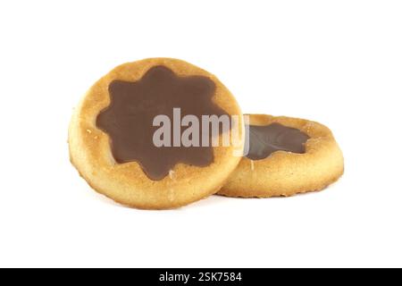 Deux biscuits ronds avec une garniture en chocolat en forme d'étoile sont présentés sur un fond blanc, idéal pour illustrer la confiserie ou la cuisson. Banque D'Images