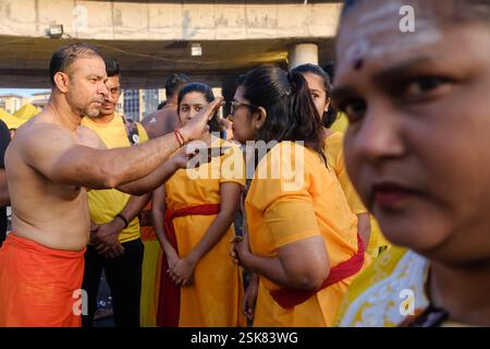 Kuala Lumpur, Malaisie. 11 février 2025. Une famille de dévots hindous vue obtenir une bénédiction d'un swamis pendant le festival Thaipusam au temple Batu Caves à Kuala Lumpur. (Photo Faris Hadziq/SOPA images/SIPA USA) crédit : SIPA USA/Alamy Live News Banque D'Images