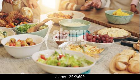 Déjeuner, famille et nourriture sur table à la maison pour dîner, souper et célébration ensemble. Noël, Thanksgiving et les gens avec repas, plat et Banque D'Images