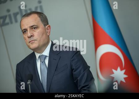Le ministre azerbaïdjanais des Affaires étrangères Jeyhun Bayramov s'exprime lors d'une conférence de presse le 14 mai 2024 à Bakou, Azerbaïdjan. Le Ministre des affaires étrangères de la République d'Azerbaïdjan et le Président en exercice de l'OSCE, Ministre des affaires étrangères, du commerce et européennes de Malte, Ian Borg, se rencontrent à Bakou. Banque D'Images