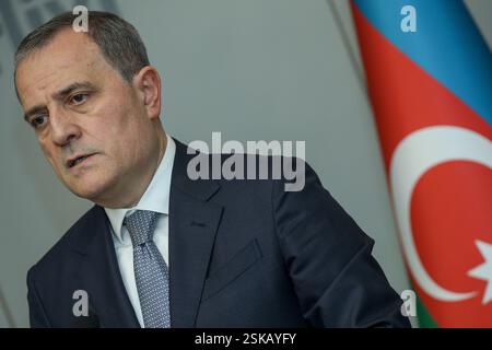 Le ministre azerbaïdjanais des Affaires étrangères Jeyhun Bayramov s'exprime lors d'une conférence de presse le 14 mai 2024 à Bakou, Azerbaïdjan. Le Ministre des affaires étrangères de la République d'Azerbaïdjan et le Président en exercice de l'OSCE, Ministre des affaires étrangères, du commerce et européennes de Malte, Ian Borg, se rencontrent à Bakou. Banque D'Images