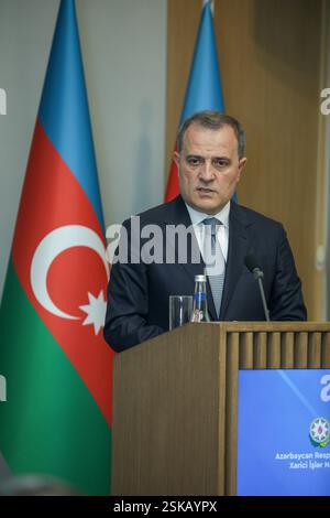 Le ministre azerbaïdjanais des Affaires étrangères Jeyhun Bayramov s'exprime lors d'une conférence de presse le 14 mai 2024 à Bakou, Azerbaïdjan. Le Ministre des affaires étrangères de la République d'Azerbaïdjan et le Président en exercice de l'OSCE, Ministre des affaires étrangères, du commerce et européennes de Malte, Ian Borg, se rencontrent à Bakou. Banque D'Images