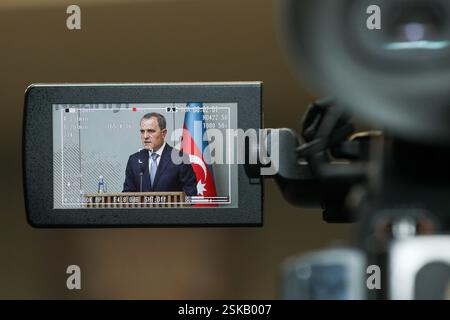 Le ministre azerbaïdjanais des Affaires étrangères Jeyhun Bayramov s'exprime lors d'une conférence de presse le 14 mai 2024 à Bakou, Azerbaïdjan. Le Ministre des affaires étrangères de la République d'Azerbaïdjan et le Président en exercice de l'OSCE, Ministre des affaires étrangères, du commerce et européennes de Malte, Ian Borg, se rencontrent à Bakou. Banque D'Images