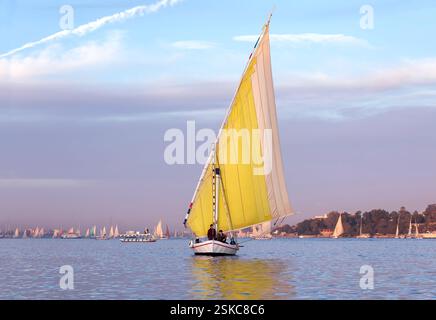 =bateau à voile égyptien traditionnel (felouque) sur le Nil, Egypte Banque D'Images