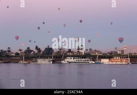 Montgolfières au-dessus du Nil et de la Vallée des Rois à Louxor au lever du soleil en Egypte Banque D'Images