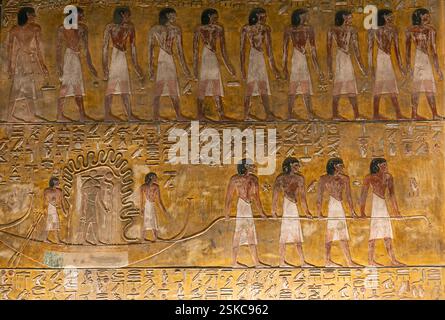 Louxor, Egypte - 4 janvier 2025 : vue générale de l'intérieur de la chambre initiale et escalier à l'intérieur de la tombe KV17, la tombe de Seti i dans la vallée de Banque D'Images