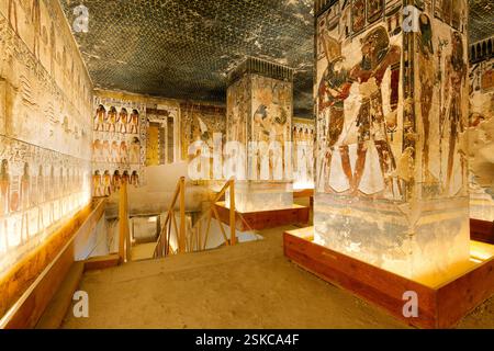 Louxor, Egypte - 4 janvier 2025 : vue générale de l'intérieur de la chambre initiale et escalier à l'intérieur de la tombe KV17, la tombe de Seti l, dans la vallée o Banque D'Images