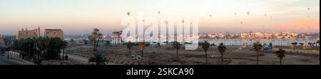 Montgolfières au-dessus du Nil et de la Vallée des Rois à Louxor au lever du soleil en Egypte Banque D'Images