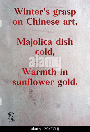 Appréhension hivernale de l'art chinois, plat Majolica froid, chaleur dans l'or tournesol. Guilde des écrivains d'argent de Leon Girard. Art de Zsuzsa Szikra. Poésie Art Print, Triplumes est une forme poétique unique inspirée du haïku traditionnel, composée de trois lignes qui capturent des moments de clarté, d'émotion et de perspicacité. Dans notre collection, nous embrassons la liberté de la langue, où le mélange des mots et la suppression des traits d'Union est plus qu'un choix stylistique, c'est une façon de transmettre l'unité et la proximité entre les idées, créant une expression fluide et compacte qui résonne avec les rythmes de la vie moderne. Banque D'Images