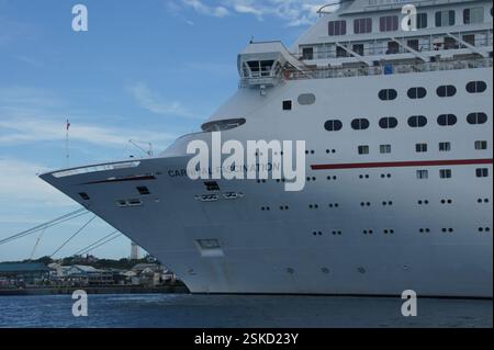 Bahamas : Carnival fascination bateau de croisière. Coque blanche avec rayures rouges. Grande superstructure avec de nombreuses fenêtres. Signification : loisirs, voyages, vacances. BA Banque D'Images