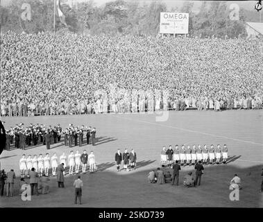 --- Länderspiel Schweiz - Ungarn, Berne, 1952 : Die beiden Mannschaften vor dem Spiel#International match Switzerland - Hungary, Berne, 1952 : les deux équipes avant le début du match- RDB BY DUKAS Banque D'Images