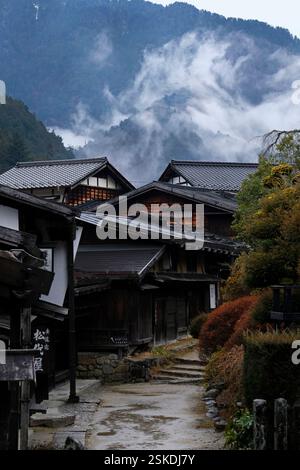 Tsumago-juku, Japon - 6 janvier 2025 : forêt nuageuse à l'arrière-plan de Tsumago-juku dans la préfecture de Nagano le long du sentier Nakasendo Samurai. Banque D'Images