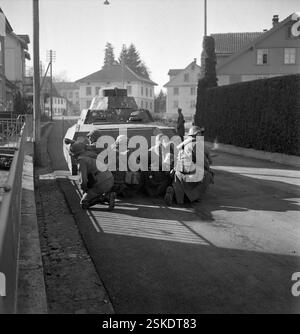 im Raum Pfäffikon-Bauma-Wald--- Manöver der 6. Division im Zürcher Oberland 1948 : Soldaten vor Panzer#manœuvre du 6e bataillon dans l'Oberland Zurcher 1948 : soldats avant char- RDB PAR DUKAS Banque D'Images