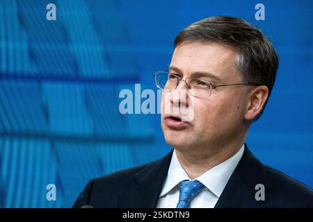 M. Valdis DOMBROVSKIS, commissaire européen chargé de l'économie et de la productivité et de la mise en œuvre et de la simplification, lors de l'AFE économique et financière Banque D'Images