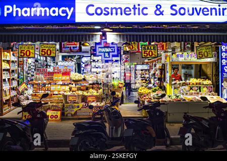 Les magasins thaïlandais ont ouvert dans la nuit dans la ville pour la santé et la nourriture pendant le covid. Banque D'Images