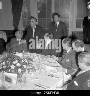 Teilnehmer premier ministre Konstantin Karamanlis ( Griechenland ) und Adnan Menderes (Türkei) und Aussenminister Evangelos Averoff und Fatin Zorlu / premiers ministres Konstantin Karamanlis (Grèce) et Adnan Menderes (Turquie) et les ministres des Affaires étrangères Evangelos Averoff et Fatin Zorlu- Zürich-- Verhandlungen zwischen 1959 Karamanlis und Menderes 1959 Banque D'Images
