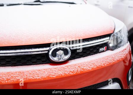 Kiev, Ukraine, 11 février 2025. Gros plan de la calandre et de l'emblème Great Wall Haval M4, partiellement recouverts de neige fraîche. Banque D'Images