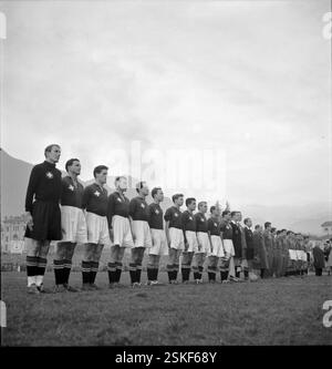 --- Länderspiel Schweiz - Italien, Lugano, 1951 : Die beiden Mannschaften vor dem Spiel#International match Switzerland - Italy, Lugano, 1951 : les deux équipes avant le début du match- RDB BY DUKAS Banque D'Images
