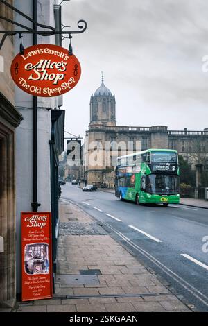 Oxford, Angleterre - Alice's Shop 83 St Aldate's, Oxford, Angleterre. Attenant au 82 St Aldate à côté, il fait partie d'une maison en pierre du XVe siècle Tha Banque D'Images