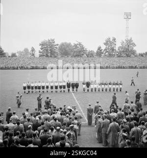 --- Länderspiel Schweiz - Angleterre, Zürich, 1952 : Die beiden Mannschaften vor dem Spiel#International match Switzerland - Angleterre, Zürich, 1952 : les deux équipes avant le début du match- RDB BY DUKAS Banque D'Images