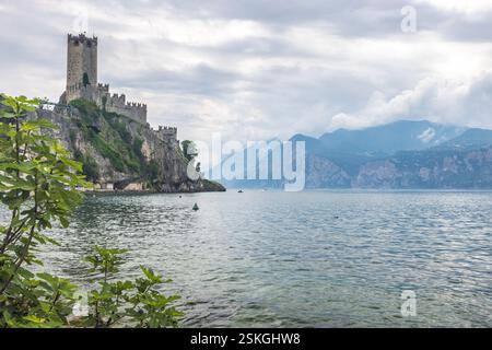 Lac de Garde avec le château de Scaliger dans la ville de Malcesine sur la rive est du lac, Italie, Europe. Banque D'Images