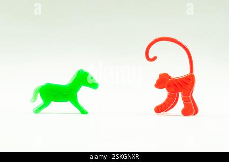 Les jouets sont en plastique, avec lequel les enfants jouent. Il y a un singe et un jouet cheval. Ces jouets sont disponibles gratuitement, ainsi que des collations Li Banque D'Images