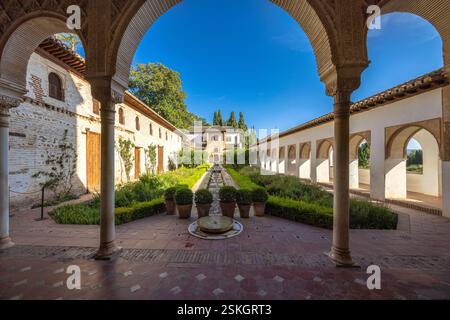 Le Patio de la Acequia, cour du palais du Generalife au complexe de l'Alhambra à Grenade, Andalousie, Espagne. Jardin de cour sereine avec un Banque D'Images