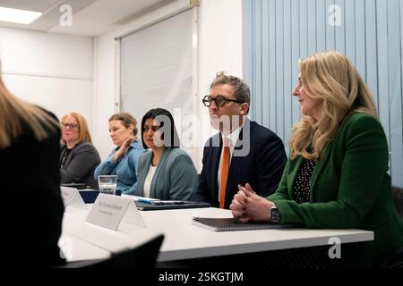 Lord James Timpson, ministre d'État chargé des prisons, de la libération conditionnelle et de la probation (2e à droite) lors d'une table ronde au siège de la probation de Londres avant que le secrétaire à la Justice Shabana Mahmood (3e à droite) prononce un discours. Son discours décrira les défis dont le gouvernement actuel a hérité dans le Service de probation et sa vision pour le mettre sur une base durable afin qu'il réduise plus efficacement les récidives et assure la sécurité du public. Date de la photo : mercredi 12 février 2025. Banque D'Images