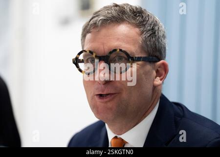 Lord James Timpson, ministre d'État chargé des prisons, de la libération conditionnelle et de la probation lors d'une table ronde au siège de la probation de Londres avant que le secrétaire à la Justice, Shabana Mahmood, prononce un discours. Son discours décrira les défis dont le gouvernement actuel a hérité dans le Service de probation et sa vision pour le mettre sur une base durable afin qu'il réduise plus efficacement les récidives et assure la sécurité du public. Date de la photo : mercredi 12 février 2025. Banque D'Images