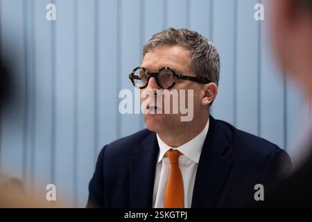 Lord James Timpson, ministre d'État chargé des prisons, de la libération conditionnelle et de la probation lors d'une table ronde au siège de la probation de Londres avant que le secrétaire à la Justice, Shabana Mahmood, prononce un discours. Son discours décrira les défis dont le gouvernement actuel a hérité dans le Service de probation et sa vision pour le mettre sur une base durable afin qu'il réduise plus efficacement les récidives et assure la sécurité du public. Date de la photo : mercredi 12 février 2025. Banque D'Images