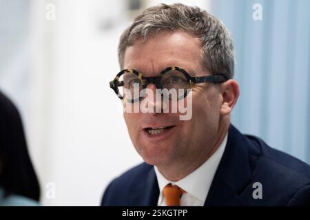 Lord James Timpson, ministre d'État chargé des prisons, de la libération conditionnelle et de la probation lors d'une table ronde au siège de la probation de Londres avant que le secrétaire à la Justice, Shabana Mahmood, prononce un discours. Son discours décrira les défis dont le gouvernement actuel a hérité dans le Service de probation et sa vision pour le mettre sur une base durable afin qu'il réduise plus efficacement les récidives et assure la sécurité du public. Date de la photo : mercredi 12 février 2025. Banque D'Images